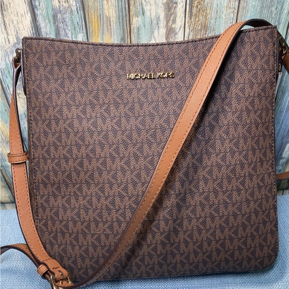 MICHAEL KORS JET SET LARGE LOGO MESSENGER BAG - Picture 6 of 9